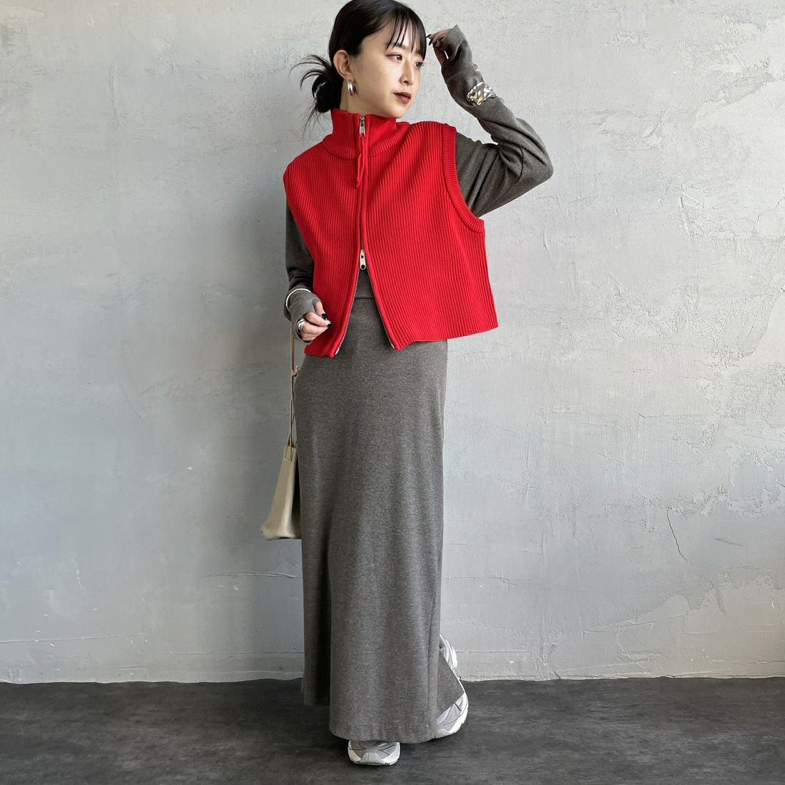 Maison de L'allure [メゾン ドゥ ラリュール] ドライバーズニットベスト [M24131020] 46 RED &&モデル身長：150cm 着用サイズ：F&&