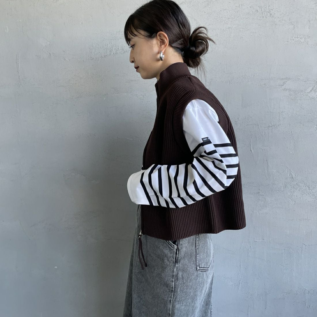 Maison de L'allure [メゾン ドゥ ラリュール] ドライバーズニットベスト [M24131020] 28 BROWN &&モデル身長：150cm 着用サイズ：F&&