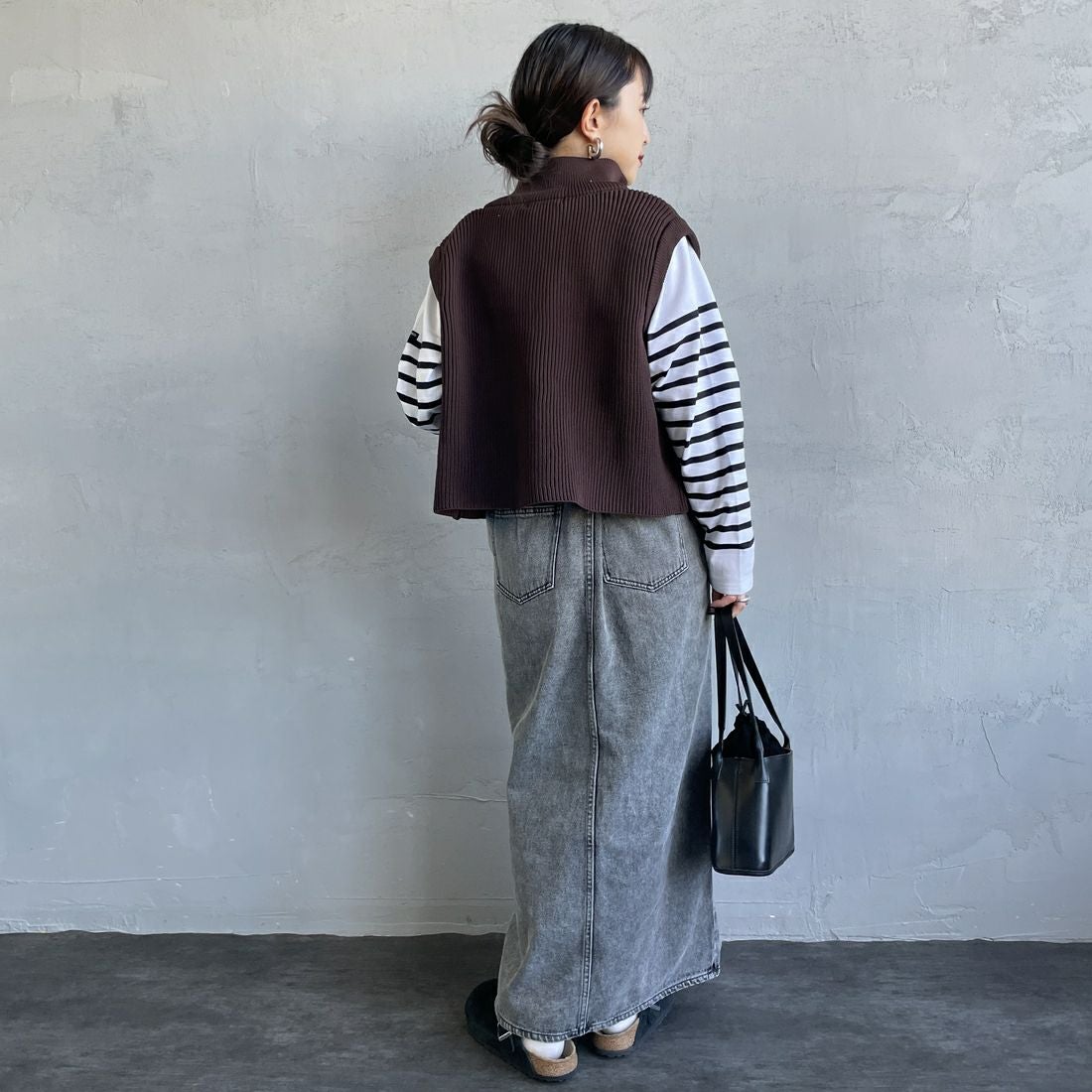 Maison de L'allure [メゾン ドゥ ラリュール] ドライバーズニットベスト [M24131020] 28 BROWN &&モデル身長：150cm 着用サイズ：F&&