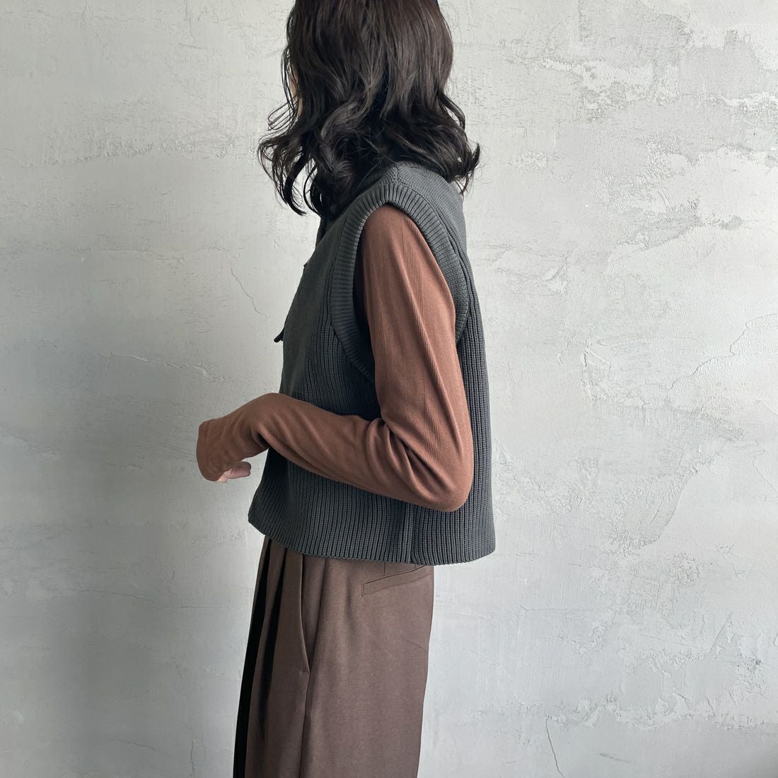 Maison de L'allure [メゾン ドゥ ラリュール] ドライバーズニットベスト [M24131020] 08 CHARCOA &&モデル身長：160cm 着用サイズ：F&&