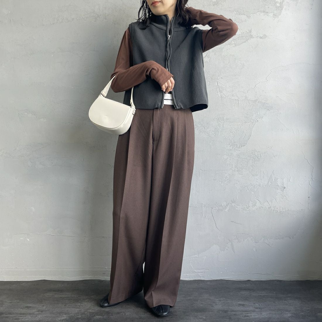 Maison de L'allure [メゾン ドゥ ラリュール] ドライバーズニットベスト [M24131020] 08 CHARCOA &&モデル身長：160cm 着用サイズ：F&&