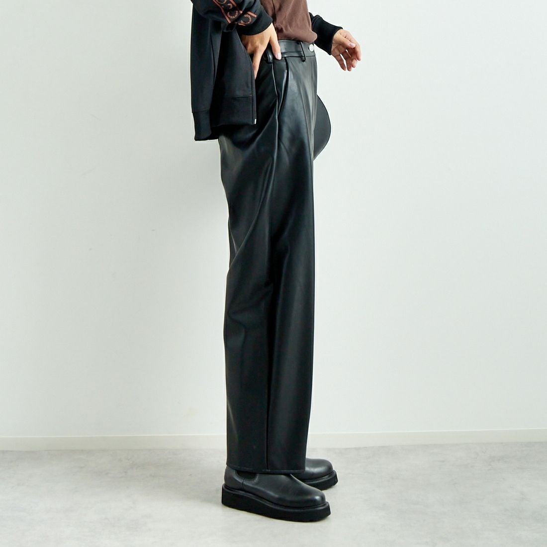 hwyl [ヒュイル] エコレザーカーブパンツ [45286505] ﾌﾞﾗｯｸ &&モデル身長：167cm 着用サイズ：2&&