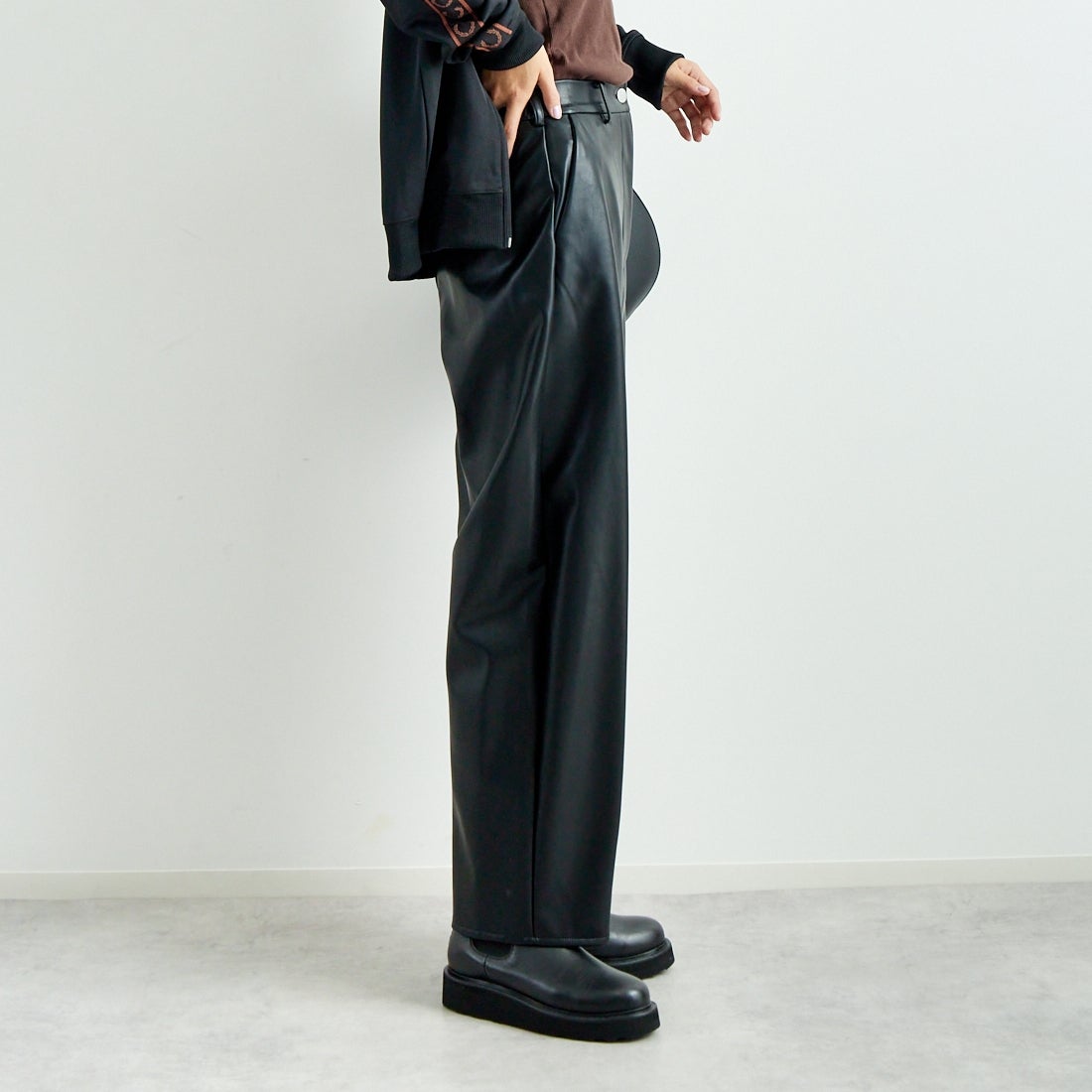hwyl [ヒュイル] エコレザーカーブパンツ [45286505] ﾌﾞﾗｯｸ &&モデル身長：167cm 着用サイズ：2&&