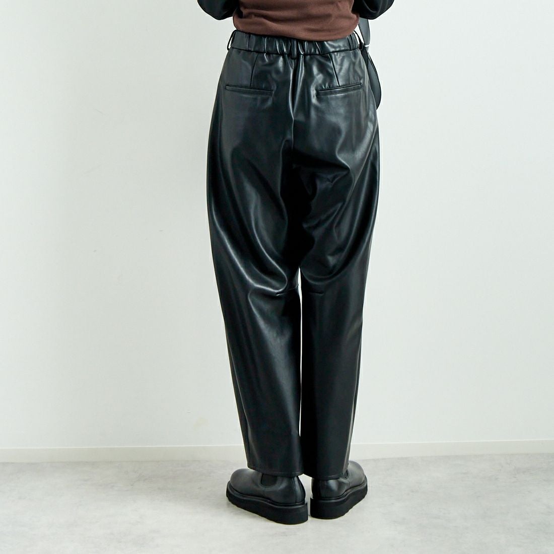 hwyl [ヒュイル] エコレザーカーブパンツ [45286505] ﾌﾞﾗｯｸ &&モデル身長：167cm 着用サイズ：2&&