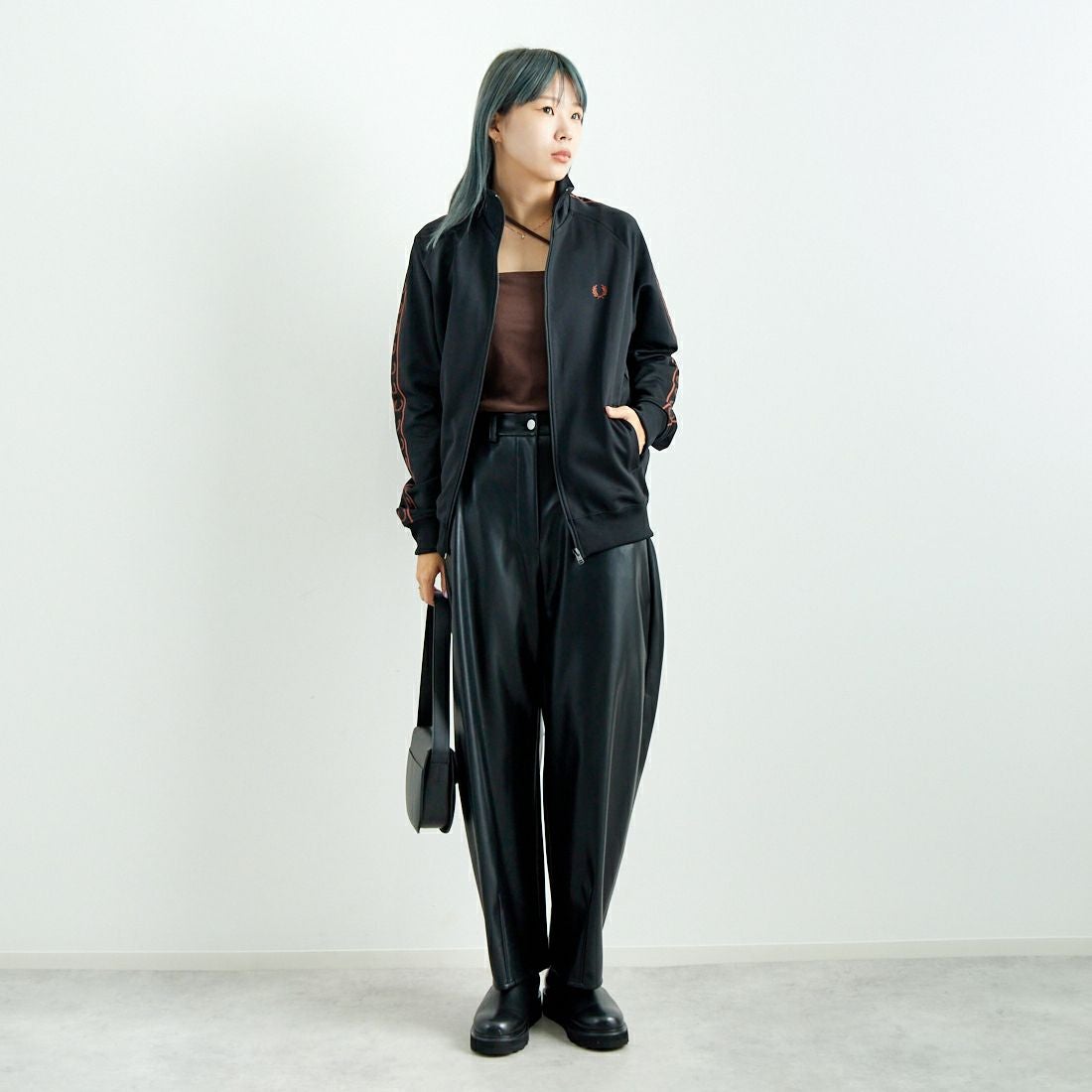 hwyl [ヒュイル] エコレザーカーブパンツ [45286505] ﾌﾞﾗｯｸ &&モデル身長：167cm 着用サイズ：2&&