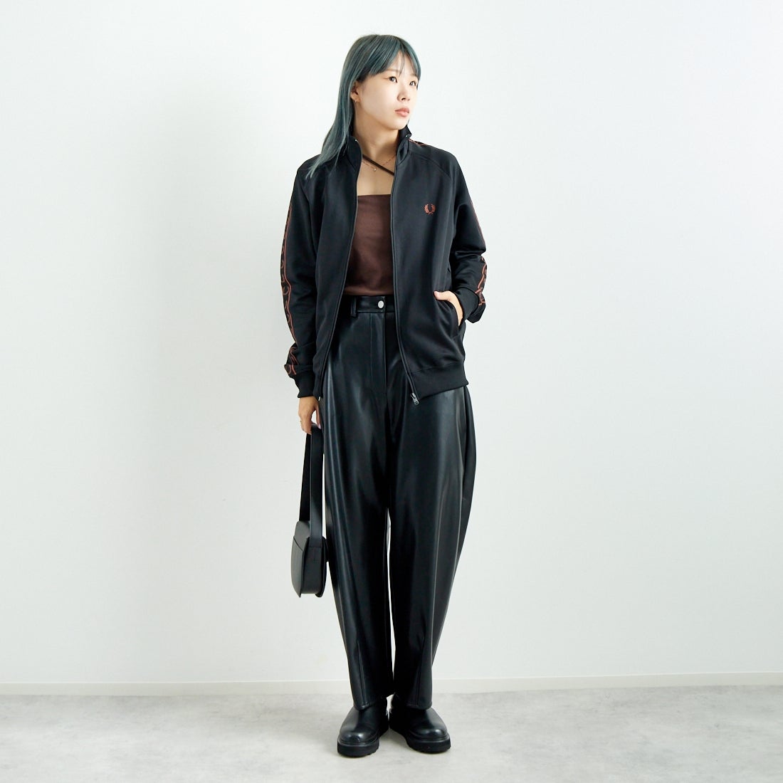 hwyl [ヒュイル] エコレザーカーブパンツ [45286505] ﾌﾞﾗｯｸ &&モデル身長：167cm 着用サイズ：2&&
