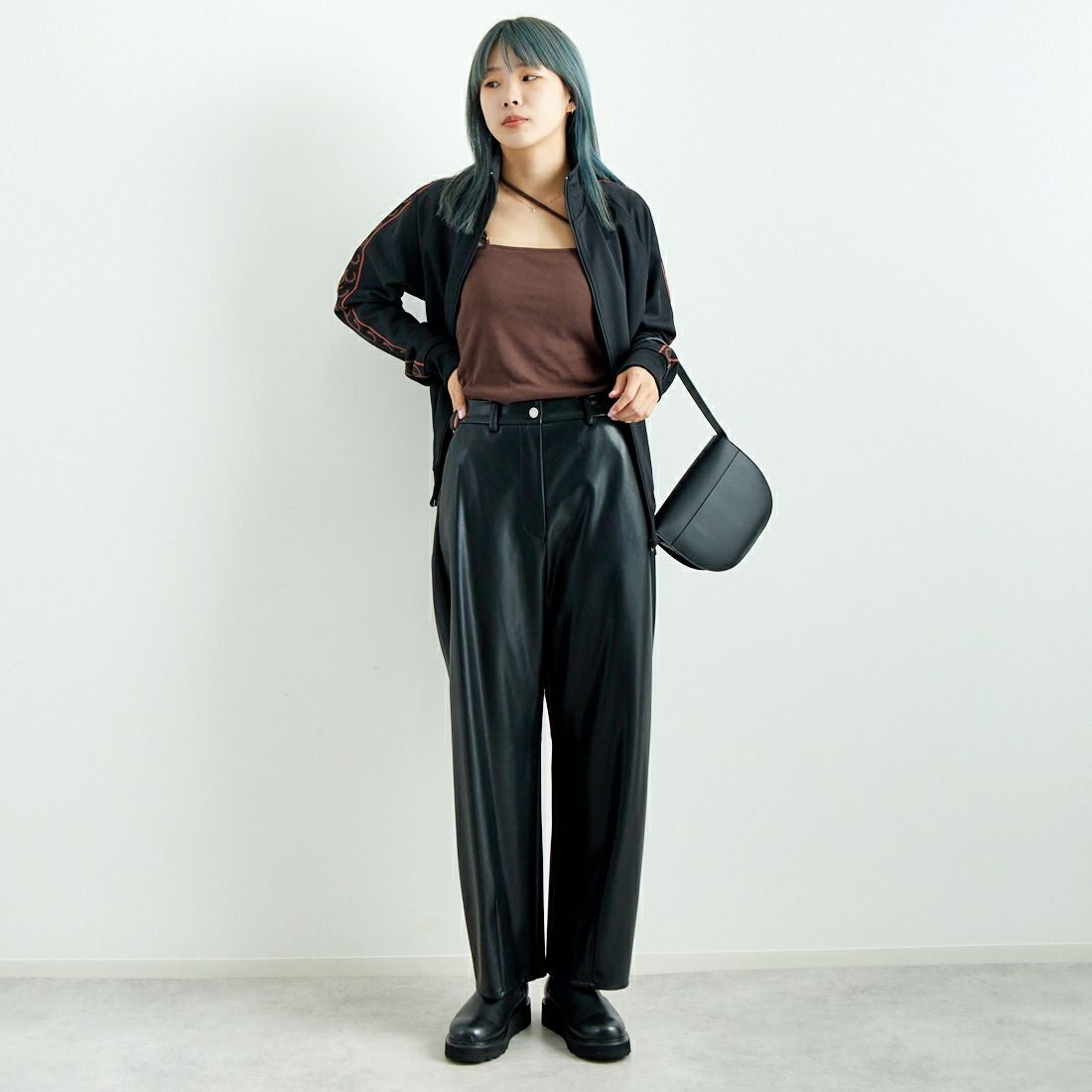 hwyl [ヒュイル] エコレザーカーブパンツ [45286505] ﾌﾞﾗｯｸ &&モデル身長：167cm 着用サイズ：2&&