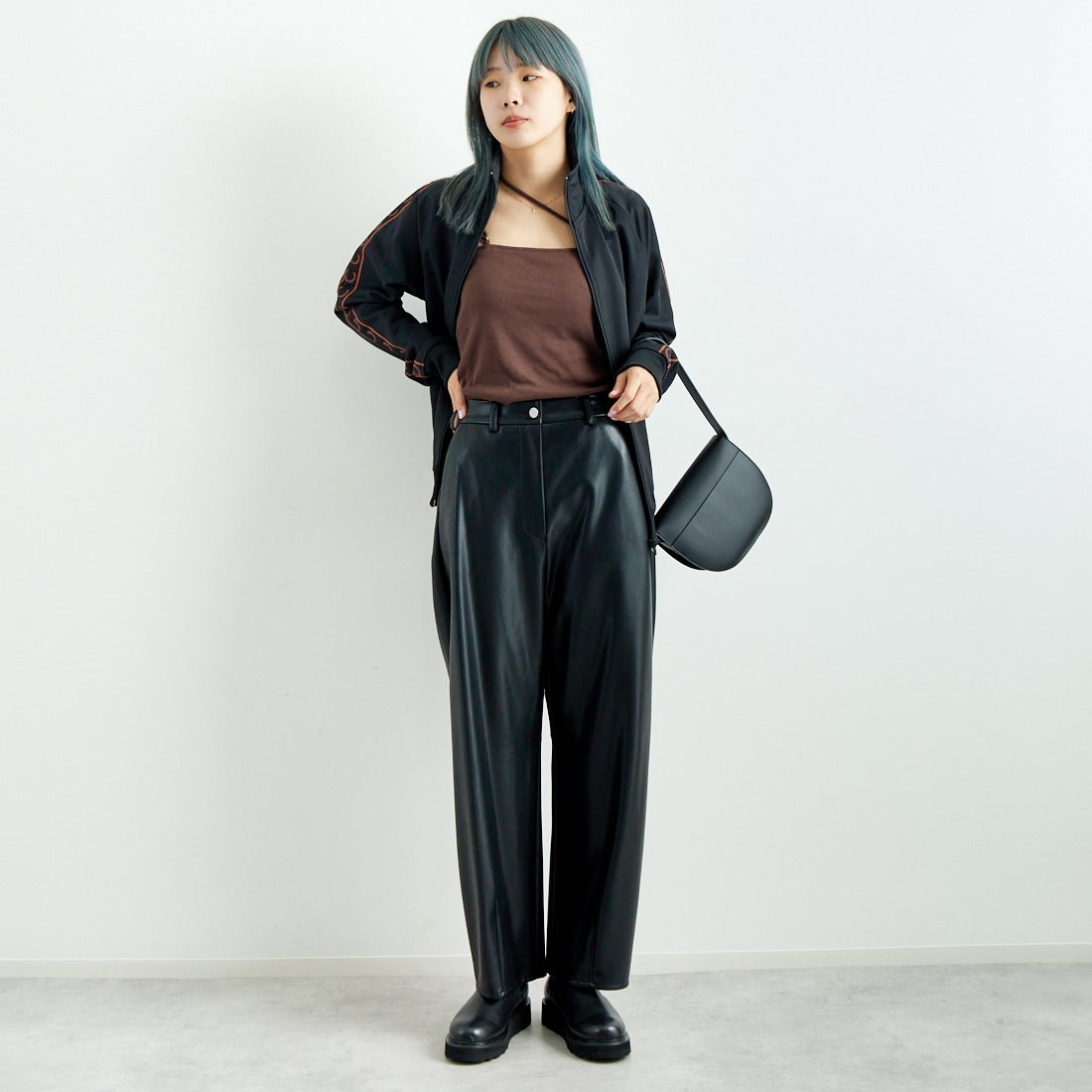 hwyl [ヒュイル] エコレザーカーブパンツ [45286505] ﾌﾞﾗｯｸ &&モデル身長：167cm 着用サイズ：2&&