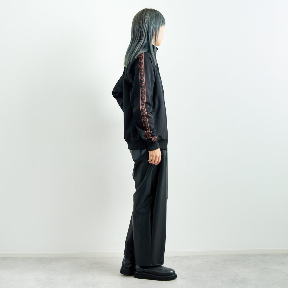 hwyl [ヒュイル] エコレザーカーブパンツ [45286505] ﾌﾞﾗｯｸ &&モデル身長：167cm 着用サイズ：2&&