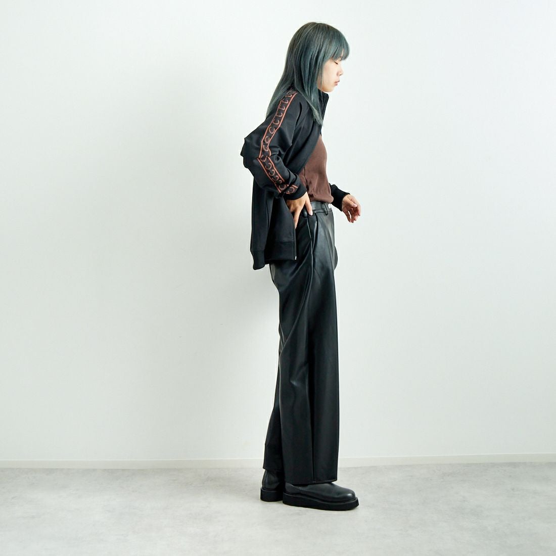 hwyl [ヒュイル] エコレザーカーブパンツ [45286505] ﾌﾞﾗｯｸ &&モデル身長：167cm 着用サイズ：2&&