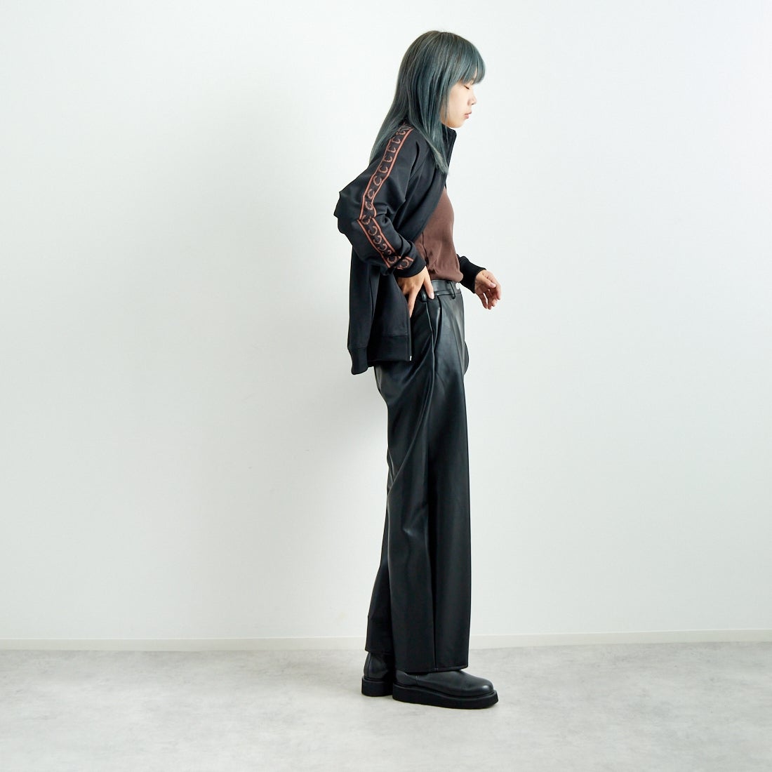 hwyl [ヒュイル] エコレザーカーブパンツ [45286505] ﾌﾞﾗｯｸ &&モデル身長：167cm 着用サイズ：2&&