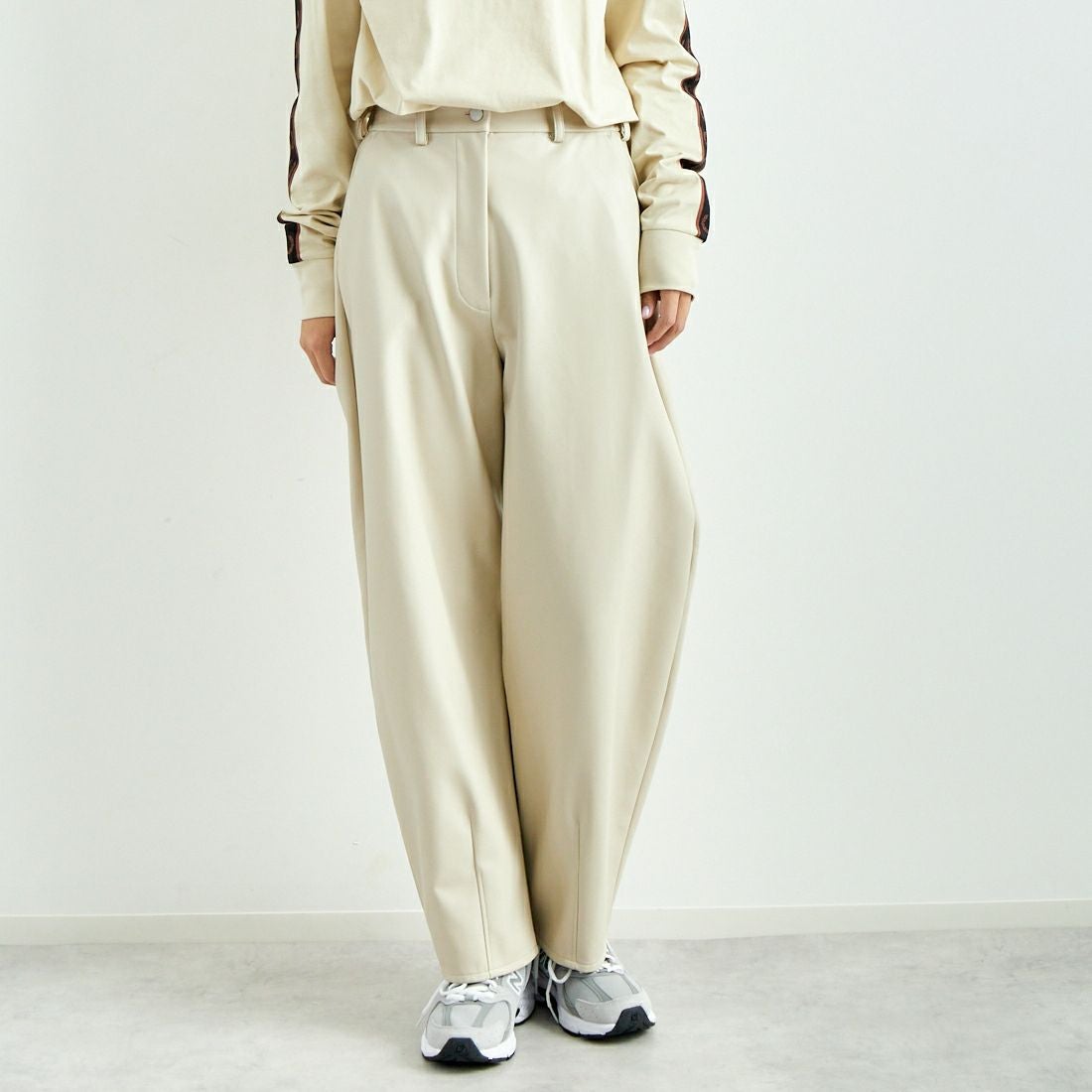 hwyl [ヒュイル] エコレザーカーブパンツ [45286505] ｱｲﾎﾞﾘｰ &&モデル身長：167cm 着用サイズ：2&&