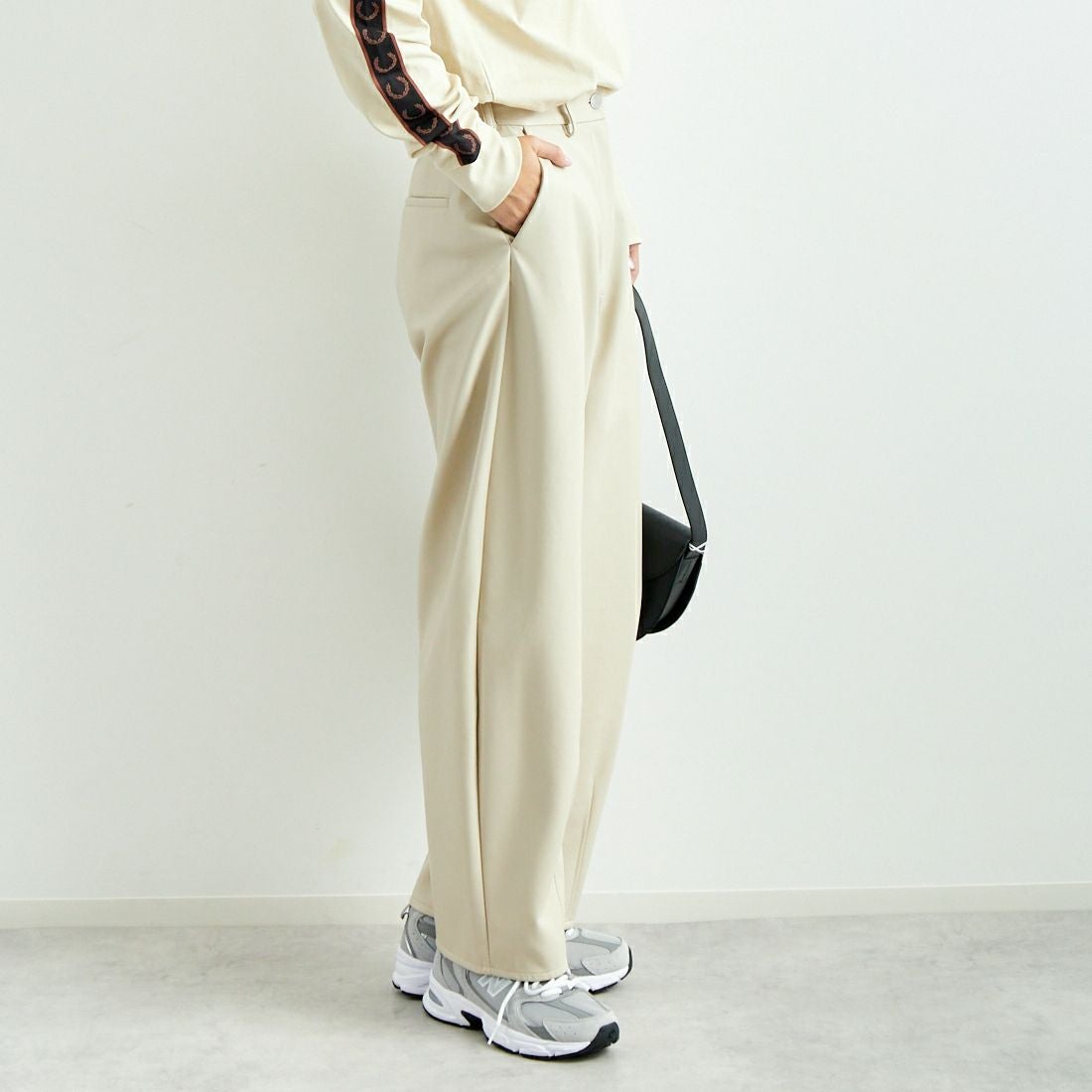 hwyl [ヒュイル] エコレザーカーブパンツ [45286505] ｱｲﾎﾞﾘｰ &&モデル身長：167cm 着用サイズ：2&&