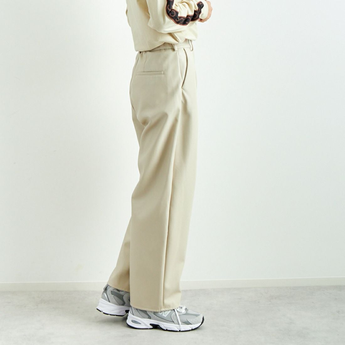 hwyl [ヒュイル] エコレザーカーブパンツ [45286505] ｱｲﾎﾞﾘｰ &&モデル身長：167cm 着用サイズ：2&&