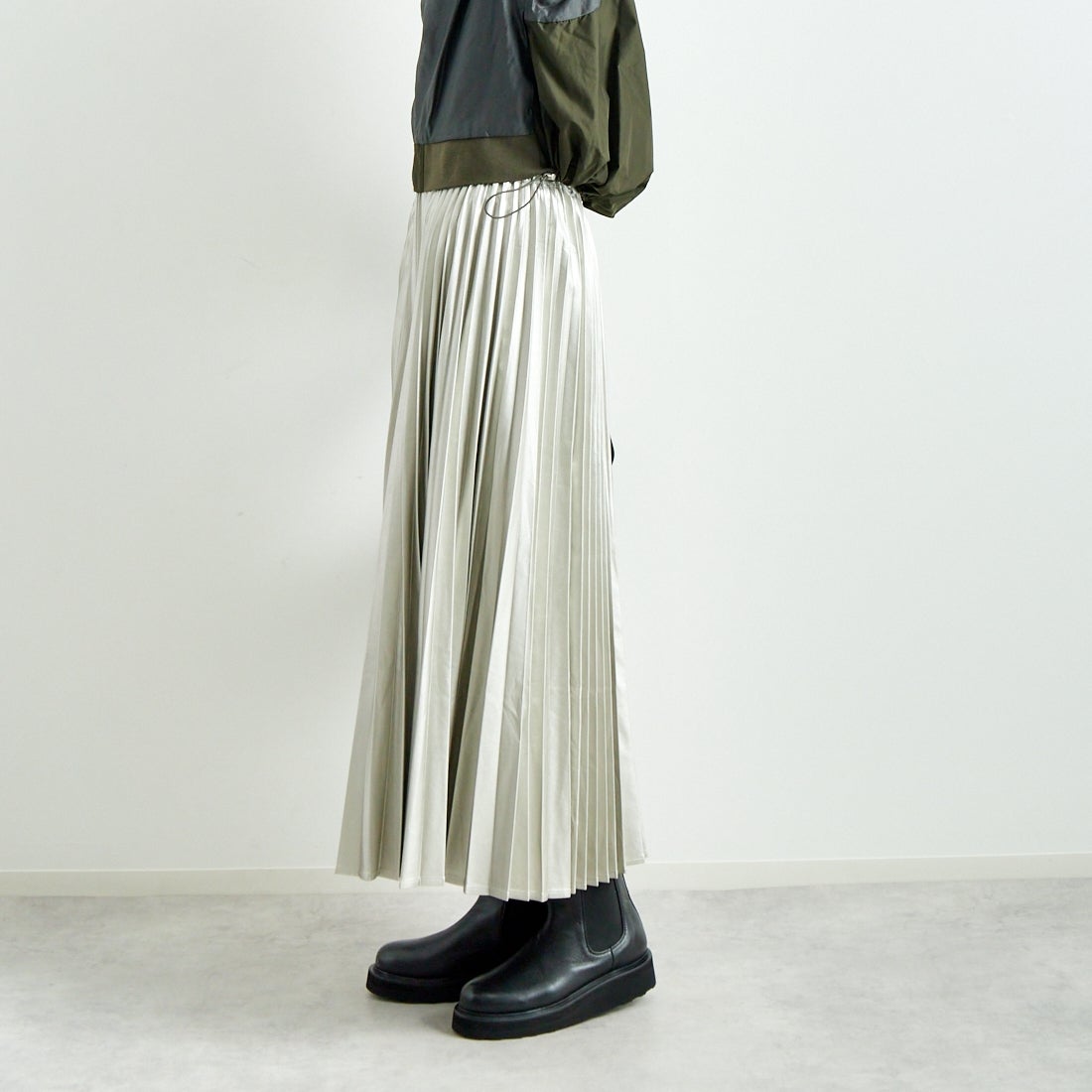 Jeans Factory Clothes [ジーンズファクトリークローズ] フェイクレザープリーツスカート [8920593-06] 19 ｼﾙﾊﾞｰ &&モデル身長：167cm 着用サイズ：F&&