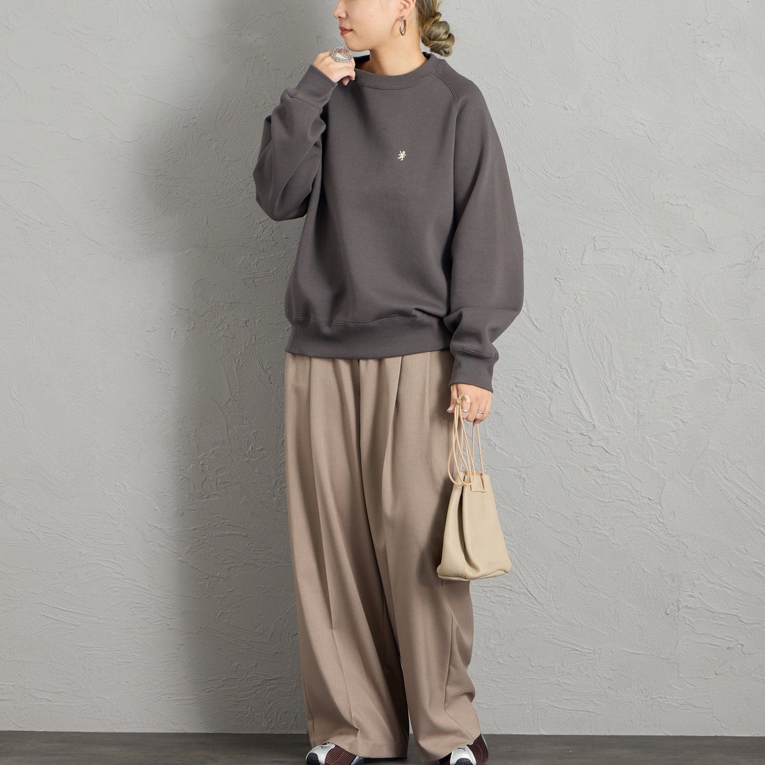 Gymphlex [ジムフレックス] スウィングスリーブ クルーネックスウェット [GY-C0291TCF] CHARCOAL &&モデル身長：156cm 着用サイズ：14&&