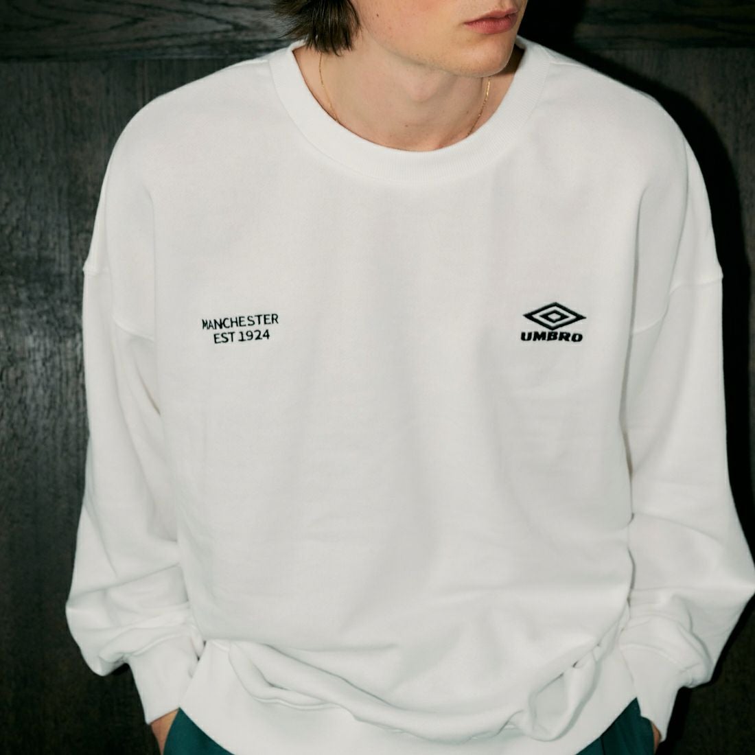 UMBLO [アンブロ] 別注 ワンポイント刺繍ロゴ クルーネックスウェット [KBT58-NK-PO1-JF] WHITE &&モデル身長：180cm 着用サイズ：L&&