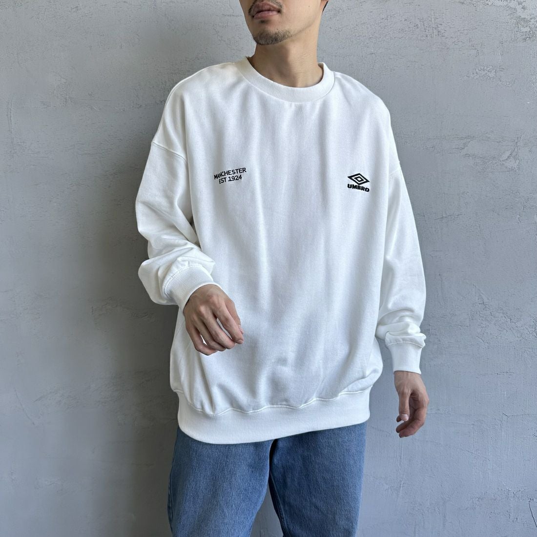 UMBLO [アンブロ] 別注 ワンポイント刺繍ロゴ クルーネックスウェット [KBT58-NK-PO1-JF] WHITE &&モデル身長：168cm 着用サイズ：L&&