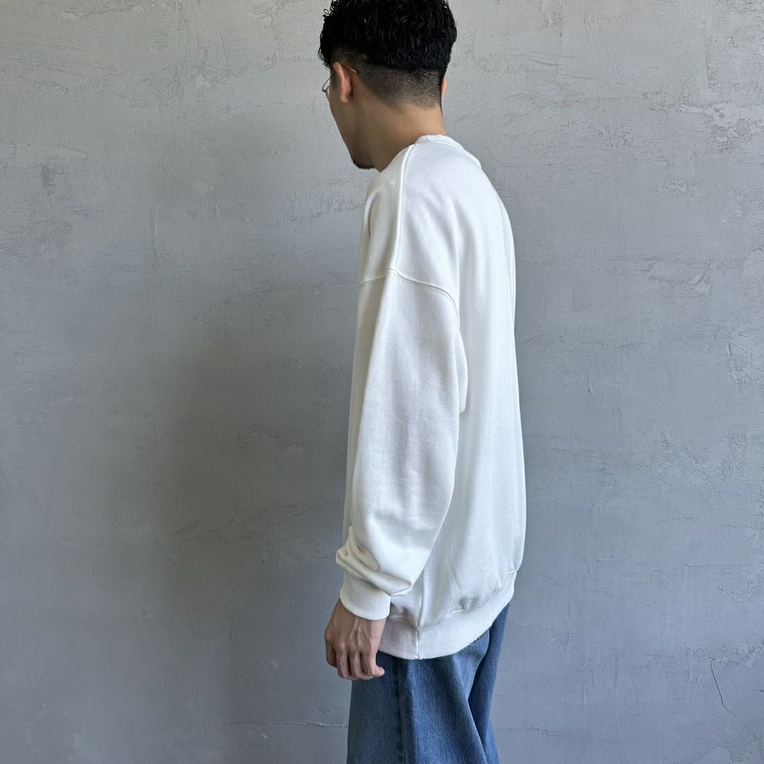 UMBLO [アンブロ] 別注 ワンポイント刺繍ロゴ クルーネックスウェット [KBT58-NK-PO1-JF] WHITE &&モデル身長：168cm 着用サイズ：L&&