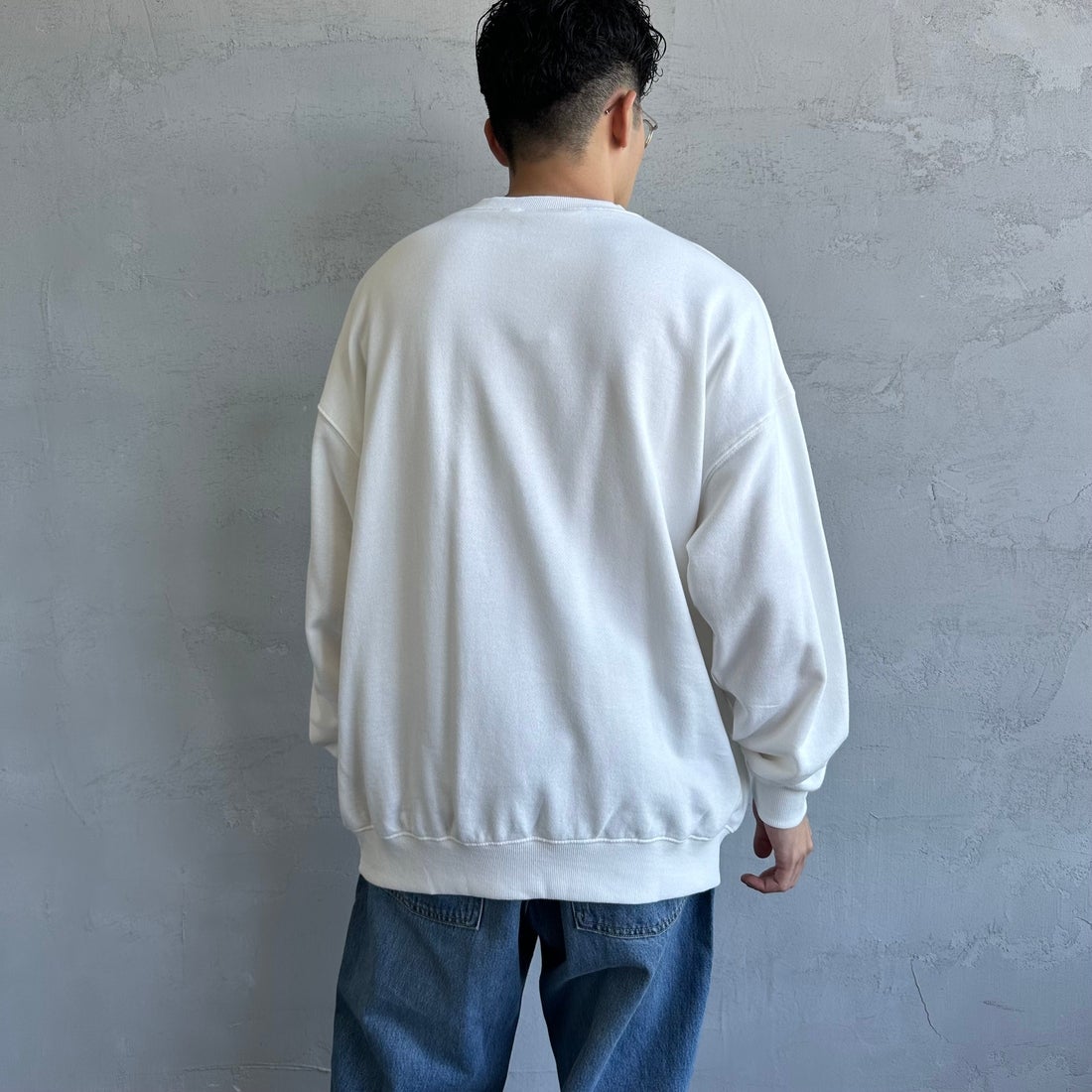 UMBLO [アンブロ] 別注 ワンポイント刺繍ロゴ クルーネックスウェット [KBT58-NK-PO1-JF] WHITE &&モデル身長：168cm 着用サイズ：L&&