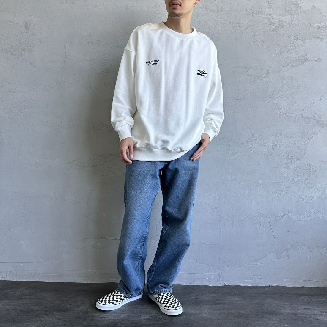 UMBLO [アンブロ] 別注 ワンポイント刺繍ロゴ クルーネックスウェット [KBT58-NK-PO1-JF] WHITE &&モデル身長：168cm 着用サイズ：L&&