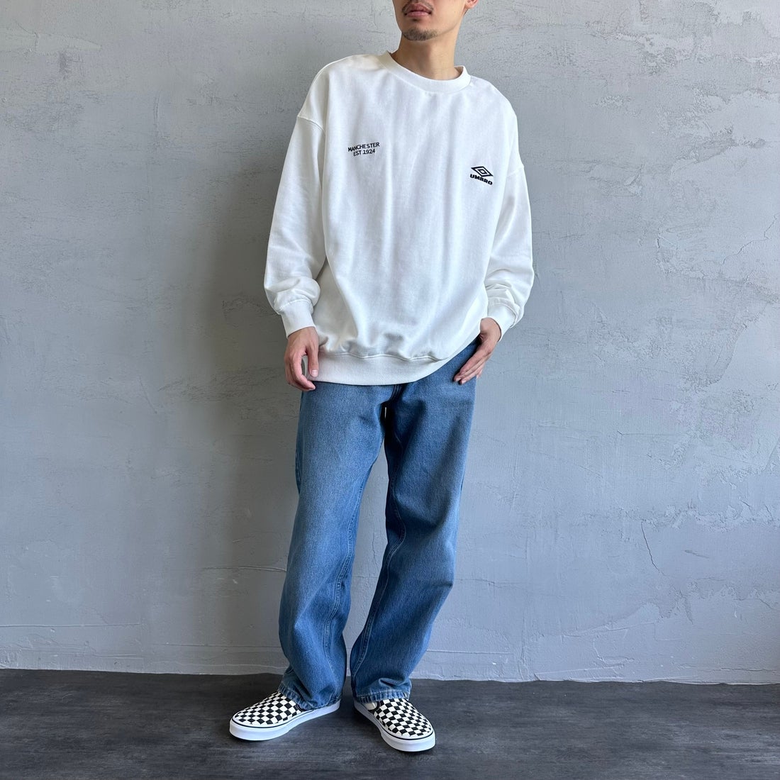 UMBLO [アンブロ] 別注 ワンポイント刺繍ロゴ クルーネックスウェット [KBT58-NK-PO1-JF] WHITE &&モデル身長：168cm 着用サイズ：L&&