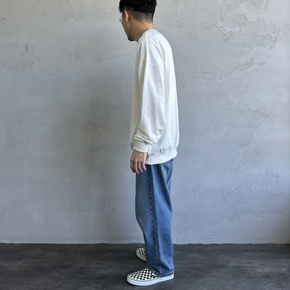 UMBLO [アンブロ] 別注 ワンポイント刺繍ロゴ クルーネックスウェット [KBT58-NK-PO1-JF] WHITE &&モデル身長：168cm 着用サイズ：L&&