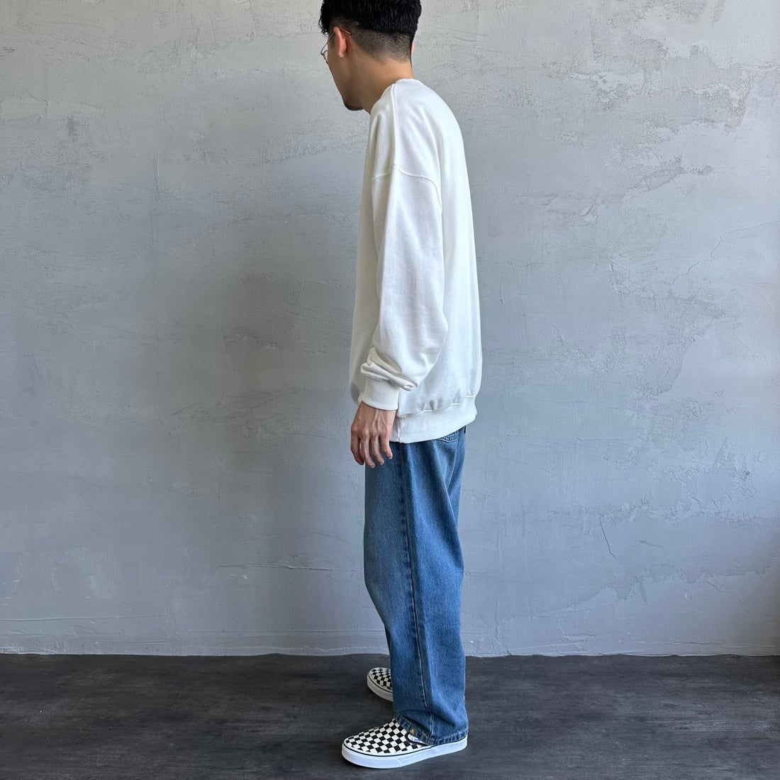 UMBLO [アンブロ] 別注 ワンポイント刺繍ロゴ クルーネックスウェット [KBT58-NK-PO1-JF] WHITE &&モデル身長：168cm 着用サイズ：L&&