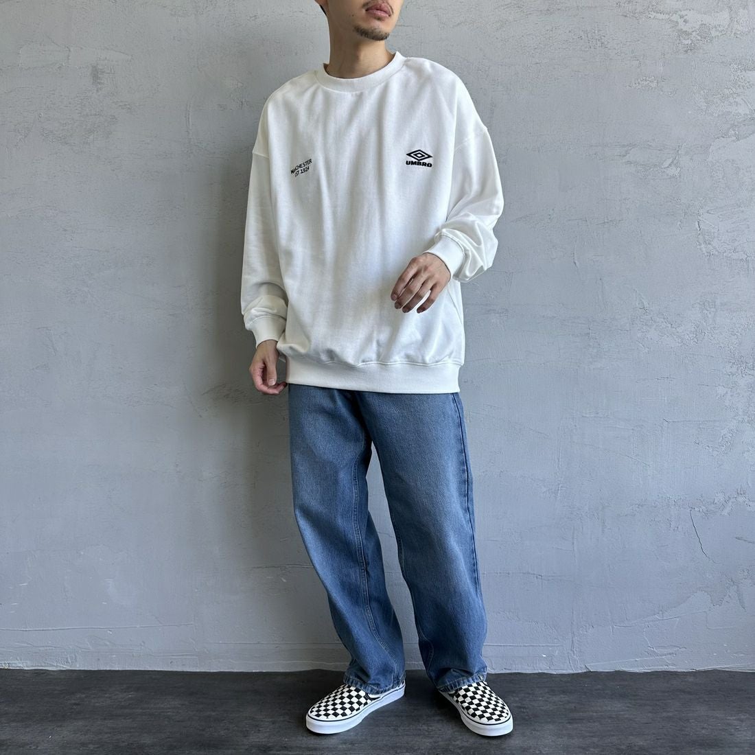 UMBLO [アンブロ] 別注 ワンポイント刺繍ロゴ クルーネックスウェット [KBT58-NK-PO1-JF] WHITE &&モデル身長：168cm 着用サイズ：L&&