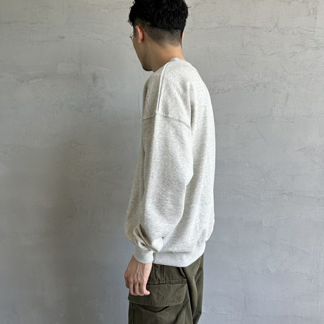 UMBLO [アンブロ] 別注 ワンポイント刺繍ロゴ クルーネックスウェット [KBT58-NK-PO1-JF] ASH &&モデル身長：168cm 着用サイズ：M&&