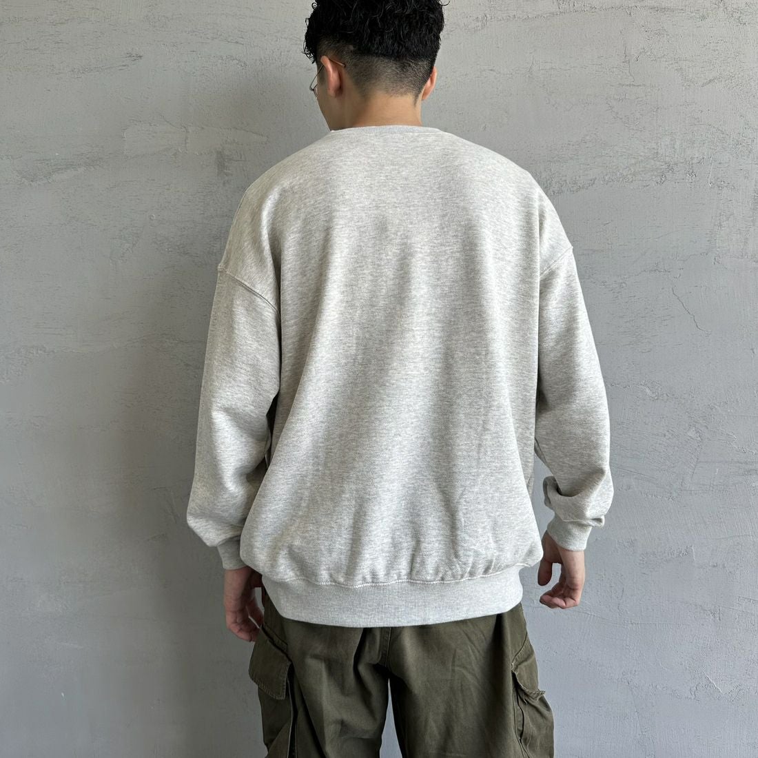 UMBLO [アンブロ] 別注 ワンポイント刺繍ロゴ クルーネックスウェット [KBT58-NK-PO1-JF] ASH &&モデル身長：168cm 着用サイズ：M&&