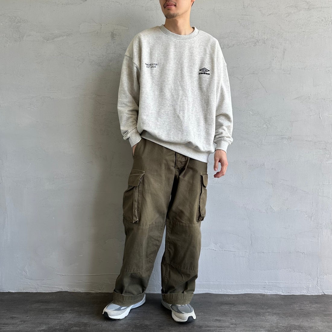 UMBLO [アンブロ] 別注 ワンポイント刺繍ロゴ クルーネックスウェット [KBT58-NK-PO1-JF] ASH &&モデル身長：168cm 着用サイズ：M&&