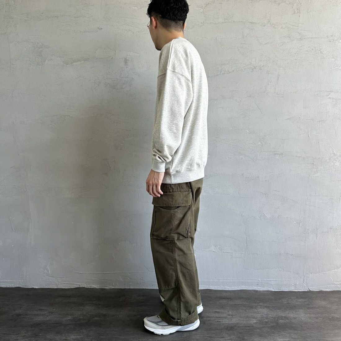 UMBLO [アンブロ] 別注 ワンポイント刺繍ロゴ クルーネックスウェット [KBT58-NK-PO1-JF] ASH &&モデル身長：168cm 着用サイズ：M&&