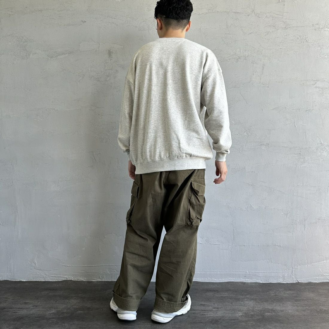 UMBLO [アンブロ] 別注 ワンポイント刺繍ロゴ クルーネックスウェット [KBT58-NK-PO1-JF] ASH &&モデル身長：168cm 着用サイズ：M&&