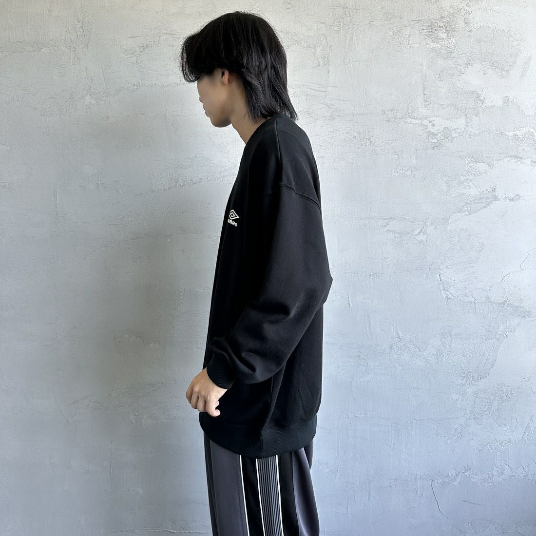 UMBLO [アンブロ] 別注 ワンポイント刺繍ロゴ クルーネックスウェット [KBT58-NK-PO1-JF] BLACK &&モデル身長：179cm 着用サイズ：XL&&