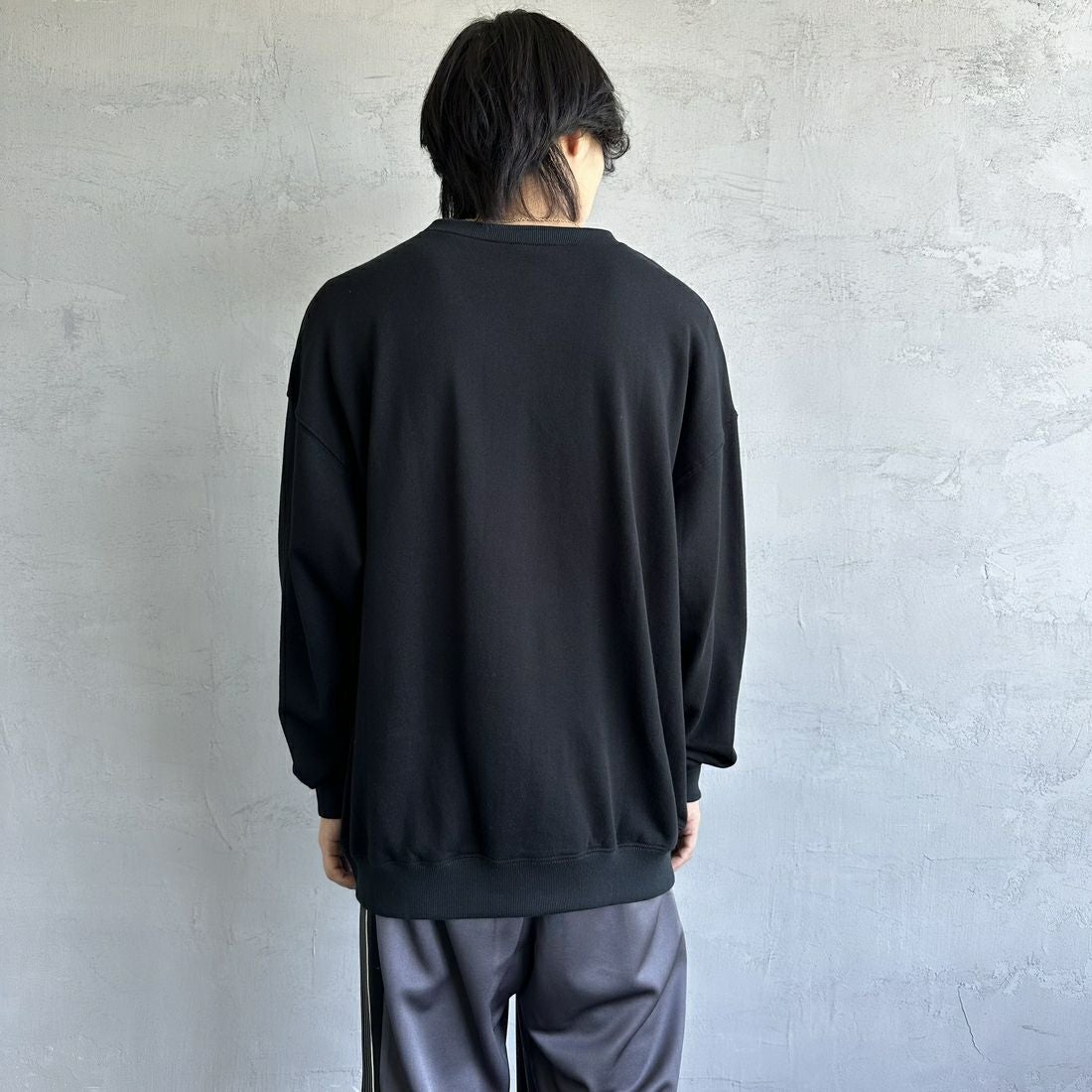 UMBLO [アンブロ] 別注 ワンポイント刺繍ロゴ クルーネックスウェット [KBT58-NK-PO1-JF] BLACK &&モデル身長：179cm 着用サイズ：XL&&