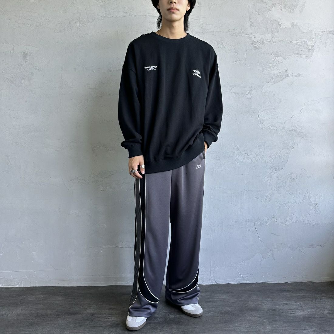 UMBLO [アンブロ] 別注 ワンポイント刺繍ロゴ クルーネックスウェット [KBT58-NK-PO1-JF] BLACK &&モデル身長：179cm 着用サイズ：XL&&