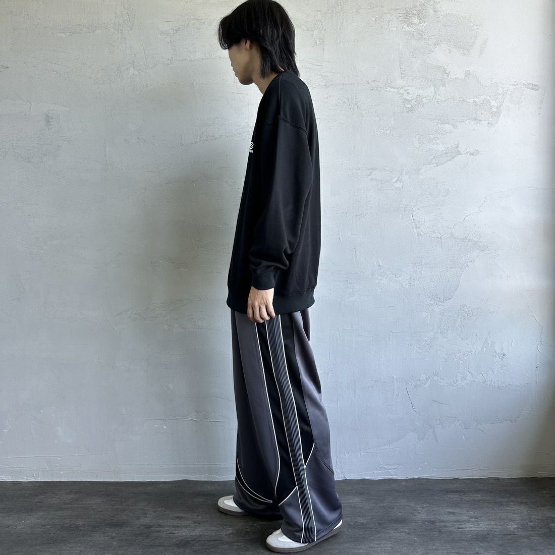 UMBLO [アンブロ] 別注 ワンポイント刺繍ロゴ クルーネックスウェット [KBT58-NK-PO1-JF] BLACK &&モデル身長：179cm 着用サイズ：XL&&