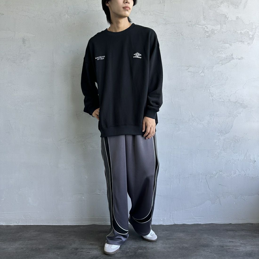 UMBLO [アンブロ] 別注 ワンポイント刺繍ロゴ クルーネックスウェット [KBT58-NK-PO1-JF] BLACK &&モデル身長：179cm 着用サイズ：XL&&