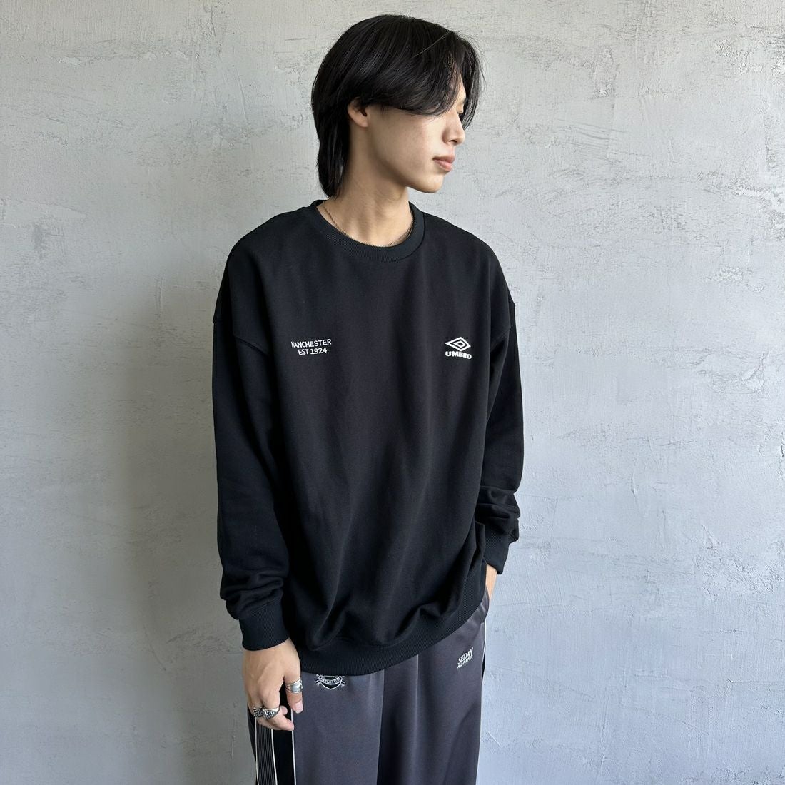 UMBLO [アンブロ] 別注 ワンポイント刺繍ロゴ クルーネックスウェット [KBT58-NK-PO1-JF] BLACK &&モデル身長：179cm 着用サイズ：L&&