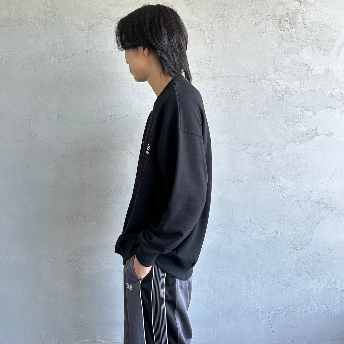 UMBLO [アンブロ] 別注 ワンポイント刺繍ロゴ クルーネックスウェット [KBT58-NK-PO1-JF] BLACK &&モデル身長：179cm 着用サイズ：L&&