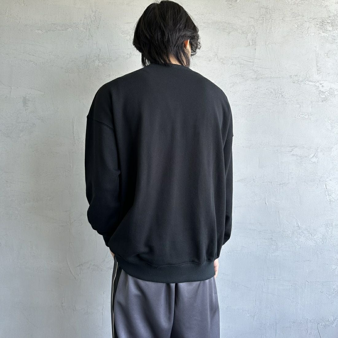 UMBLO [アンブロ] 別注 ワンポイント刺繍ロゴ クルーネックスウェット [KBT58-NK-PO1-JF] BLACK &&モデル身長：179cm 着用サイズ：L&&