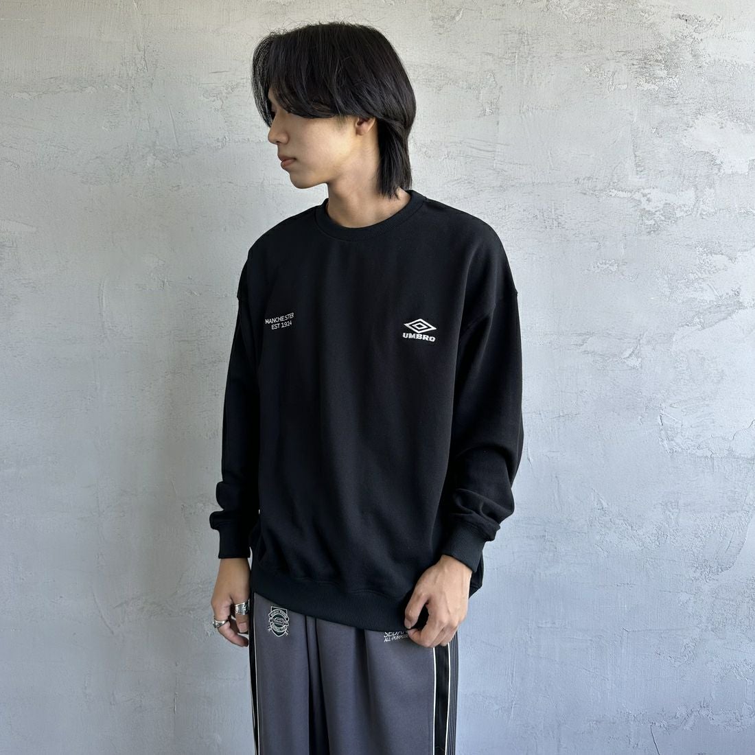 UMBLO [アンブロ] 別注 ワンポイント刺繍ロゴ クルーネックスウェット [KBT58-NK-PO1-JF] BLACK &&モデル身長：179cm 着用サイズ：M&&