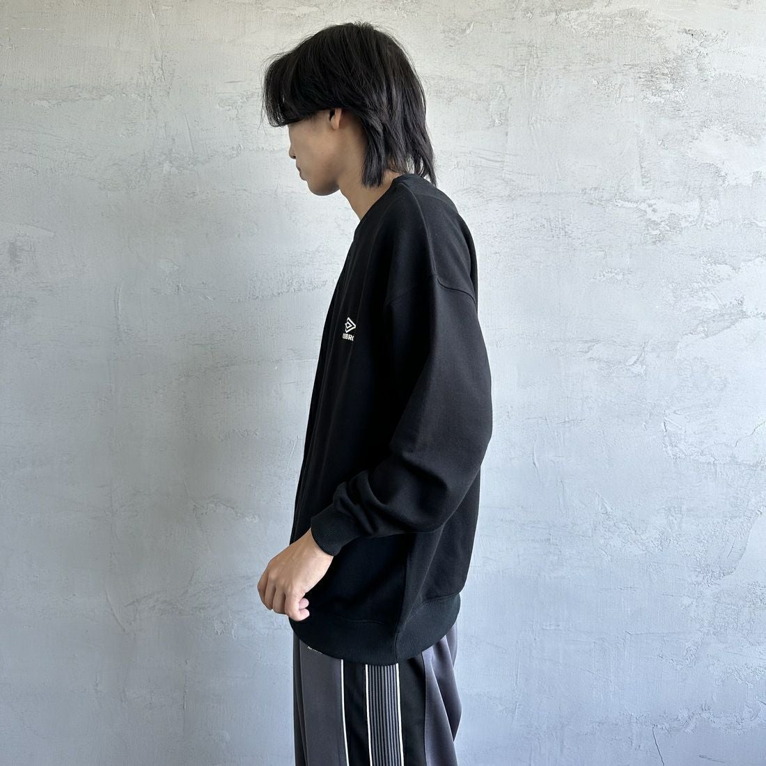 UMBLO [アンブロ] 別注 ワンポイント刺繍ロゴ クルーネックスウェット [KBT58-NK-PO1-JF] BLACK &&モデル身長：179cm 着用サイズ：M&&