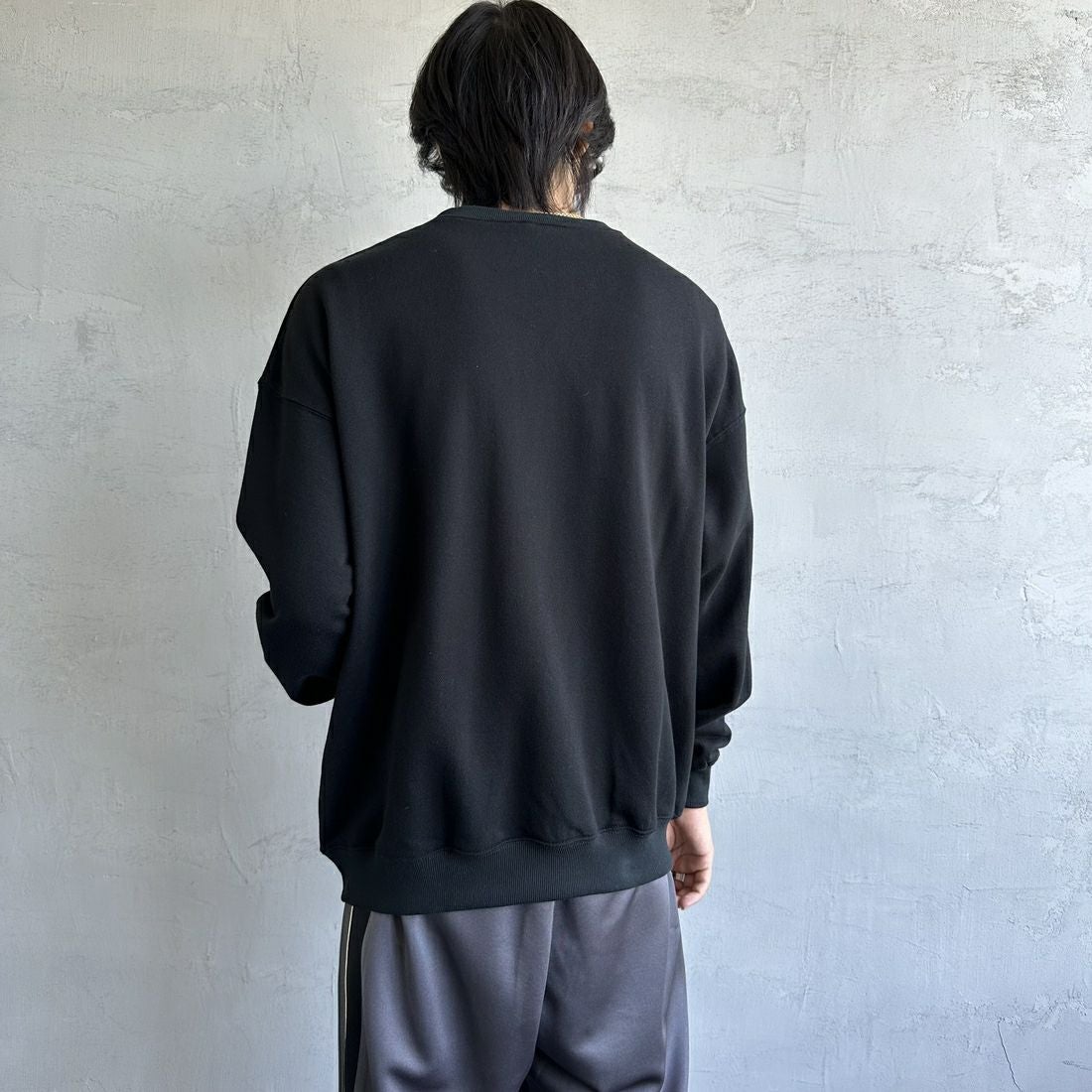 UMBLO [アンブロ] 別注 ワンポイント刺繍ロゴ クルーネックスウェット [KBT58-NK-PO1-JF] BLACK &&モデル身長：179cm 着用サイズ：M&&