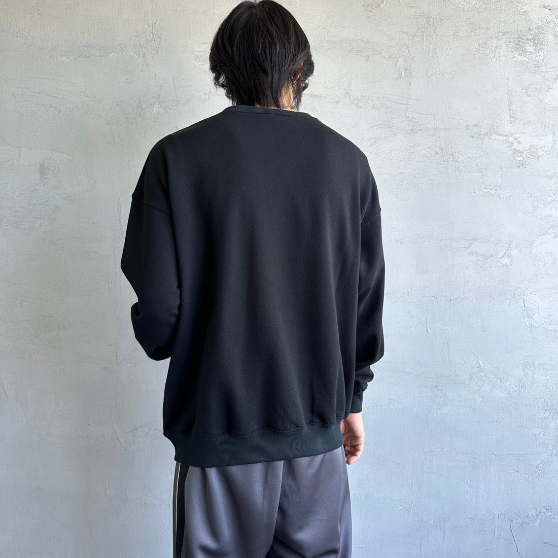 UMBLO [アンブロ] 別注 ワンポイント刺繍ロゴ クルーネックスウェット [KBT58-NK-PO1-JF] BLACK &&モデル身長：179cm 着用サイズ：M&&