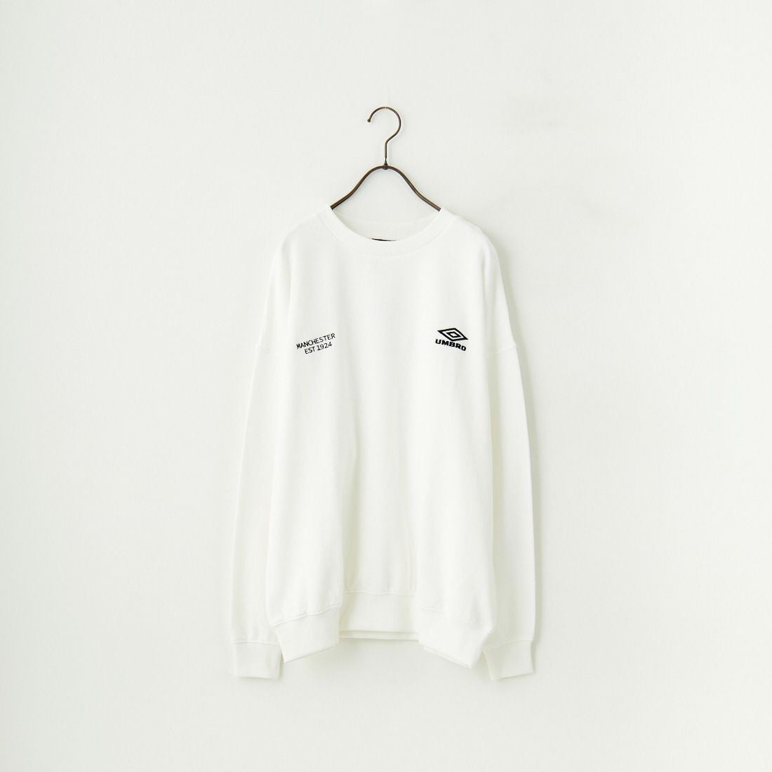 UMBLO [アンブロ] 別注 ワンポイント刺繍ロゴ クルーネックスウェット [KBT58-NK-PO1-JF] WHITE