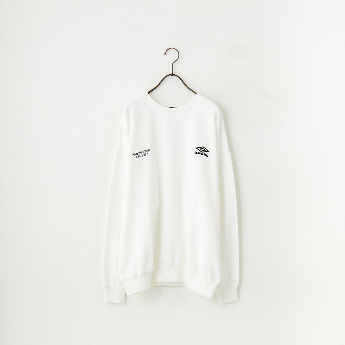 UMBLO [アンブロ] 別注 ワンポイント刺繍ロゴ クルーネックスウェット [KBT58-NK-PO1-JF] WHITE