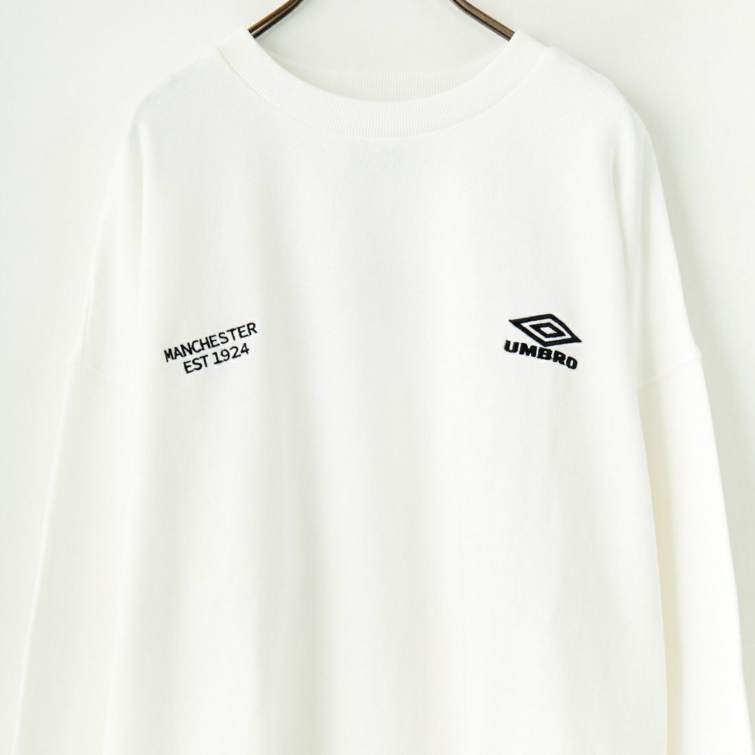 UMBLO [アンブロ] 別注 ワンポイント刺繍ロゴ クルーネックスウェット [KBT58-NK-PO1-JF] WHITE