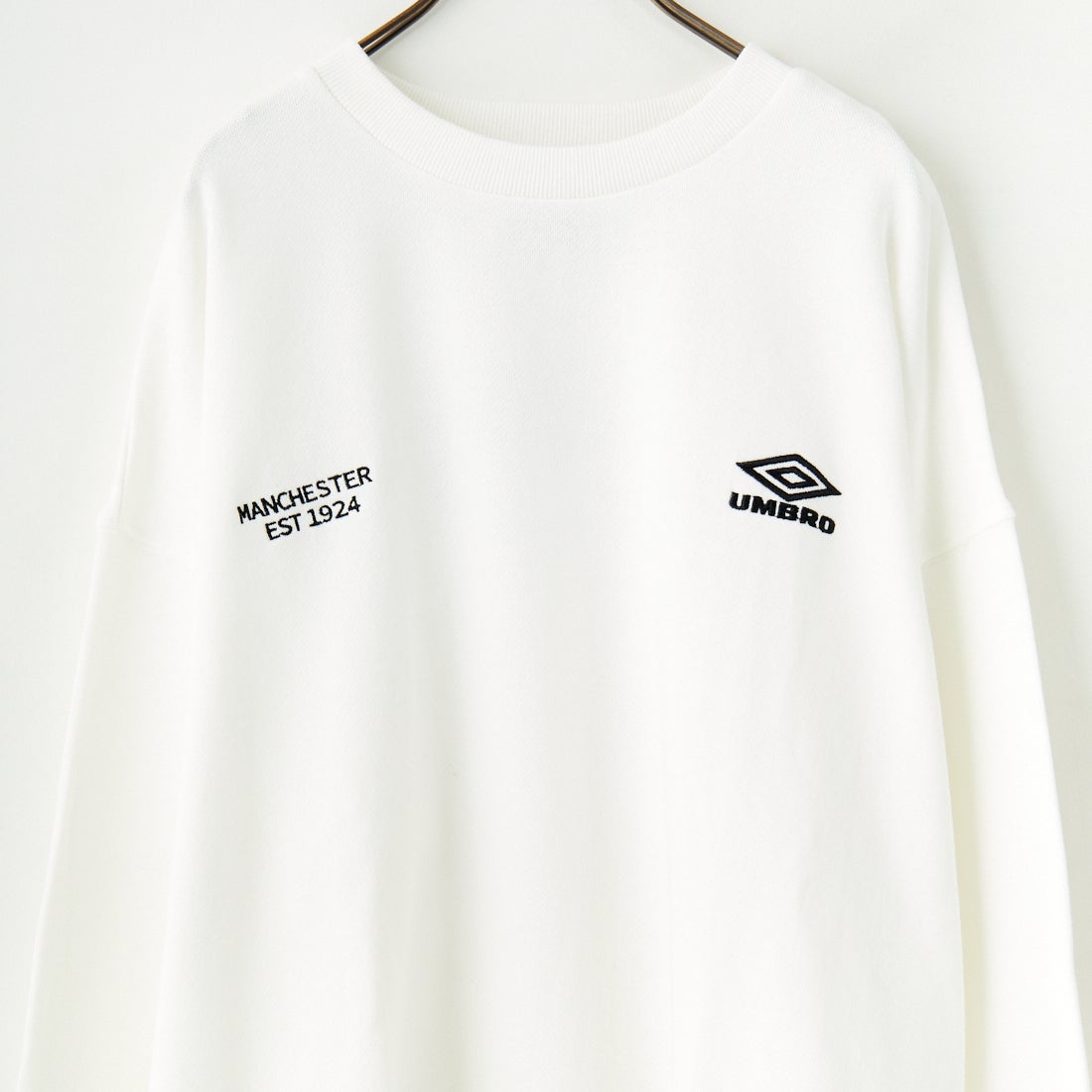 UMBLO [アンブロ] 別注 ワンポイント刺繍ロゴ クルーネックスウェット [KBT58-NK-PO1-JF] WHITE